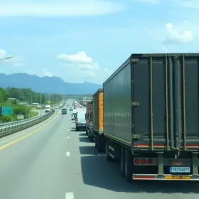 excesso de caminhões